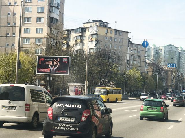 Призма 6x3,  Васильківська вул., навпроти буд. 22 (Київський транспортно економічний коледж, Національний університет біоресурсів і природокористування України, АЗС Glusco, Приватбанк, Лоток), в напрямку станції м Васильківська