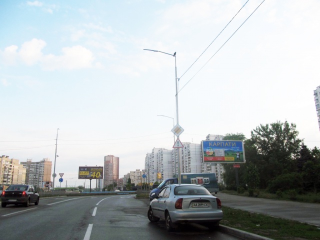 Призма 6x3,  Ревуцького вул., 25 (Фуршет, Приватбанк, Білла), на перетині з Ахматової Анни вул., в напрямку Здолбунівська вул