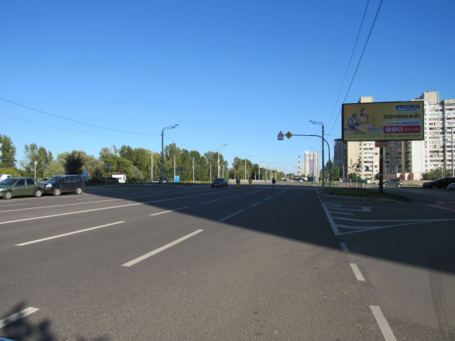 Щит 6x3,  Милославська вул., 29 (АЗС ОККО, ТЦ Квадрат, ТЦ Корал, Сільпо), на перетині з вул. Оноре де Бальзака, в напрямку Закревського Миколи вул.