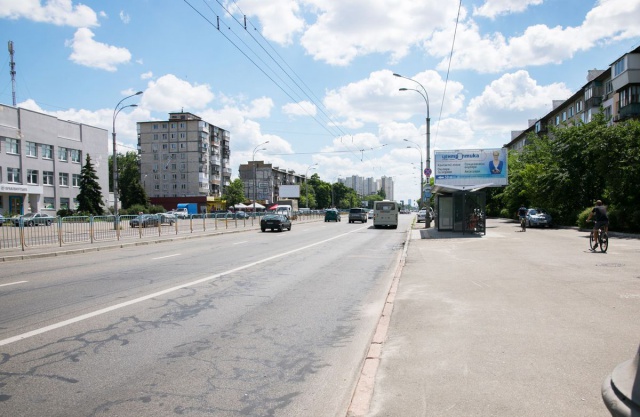 Призма 6x3,  Перова бул., 11 (Промінвестбанк, Укрсиббанк, Альфа Банк), на зупинці, в напрямку Алішера Навої просп