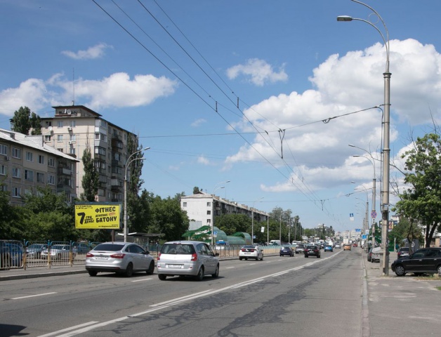 Щит 6x3,  Перова бул., 11 (Промінвестбанк, Укрсиббанк, Альфа Банк, ТРЦ Квадрат NEO), на зупинці, в напрямку Романа Шухевича просп