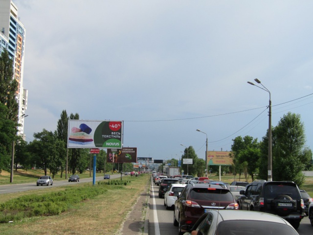 Призма 6x3,  Богатирська вул., 6а (Епіцентр, Сільпо, Приватбанк), перед поворотом на Полярна вул., в напрямку Бандери Степана просп.
