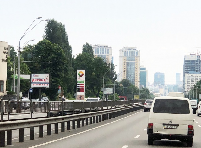 Скролл 3.14x2.3,  Берестейський (Перемоги) просп., 38, на зупинці. Вхід в БК Більшовик. Медінститут, КПІ, Парк ім. Пушкіна, в напрямку центру