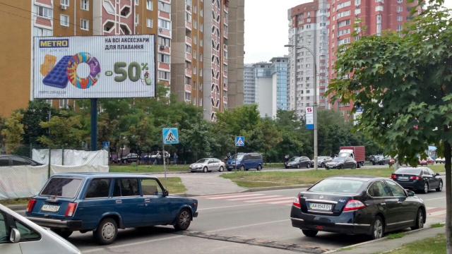 Призма 6x3, Ахматової Анни вул., 44 (ТЦ ЕкоТайм, Білла, Приватбанк, ТЦ River Mall, Сільпо, Муракамі), на розподілювачі, в напрямку Дніпровської набережної Призма 6x3, Ахматової Анни вул., 44 (ТЦ ЕкоТайм, Білла, Приватбанк, ТЦ River Mall, Сільпо, Муракамі), на розподілювачі, в напрямку Дніпровської набережної
