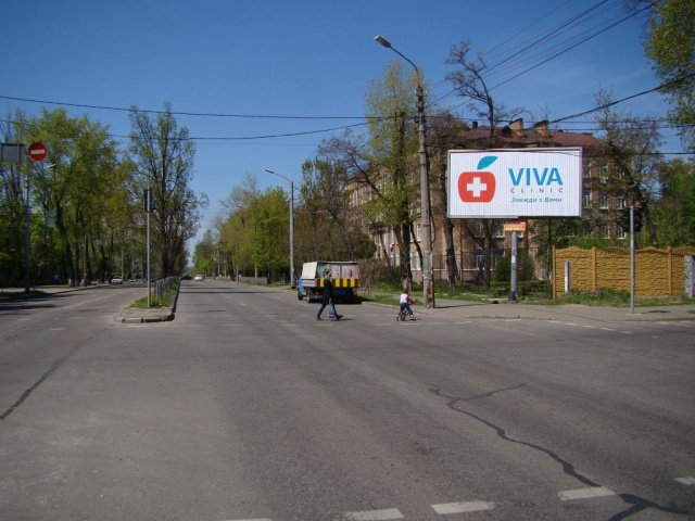 Призма 6x3,  Щусєва Академіка вул. (Технічний ліцей, Приватбанк, АТБ-маркет), на перетині в Грекова Академіка вул., в напрямку станції метро Сирець
