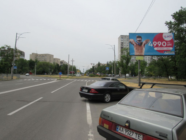 Щит 6x3,  Лісовий просп., 31 (Аптека Мед-Сервіс, АТБ-маркет, Приватбанк, Сільпо), на перетині з Кубанської України вул., в напрямку Братиславська вул.
