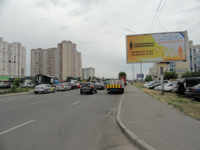 Призма 6x3,  Григоренка Петра просп., 5 (АЗС Барс, Новус, Бджілка маркет, ресторан PosEATive, Еко-маркет, Приватбанк), в напрямку Дарницького шосе