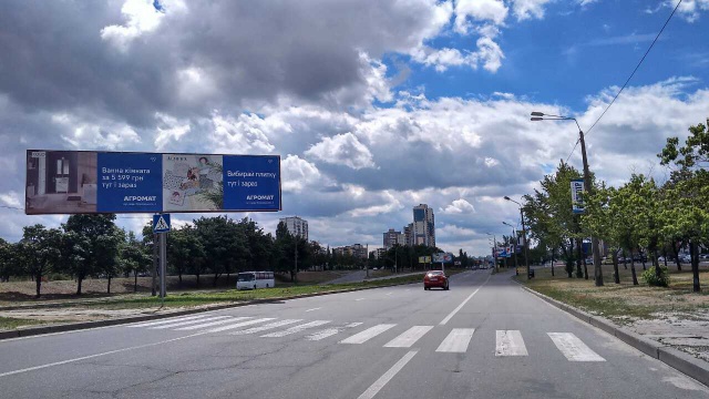 Щит 6x3, ул.Богатырская напротив дома 11 в сторону Петровки (левый) Щит 6x3, ул.Богатырская напротив дома 11 в сторону Петровки (левый)