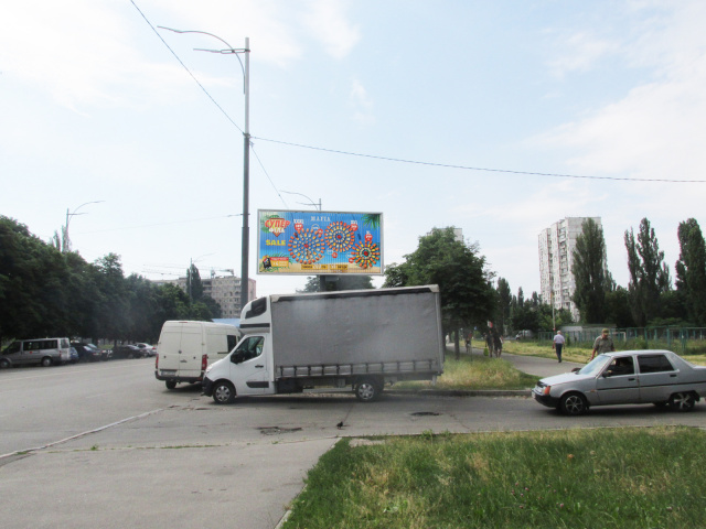 Призма 6x3,  Роллана Ромена бул., 3 (Еко-маркет, АТБ-маркет, Діла, Аптека №1, Фора), в напрямку Курбаса Леся просп.