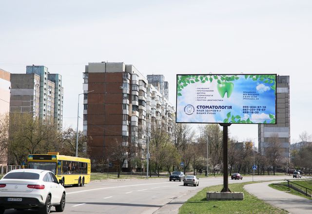 Щит 6x3, Радужна вул., навпроти буд. 55 (ЖК "IL PATIO", ЖК Радужний), в напрямку Перова бул. Щит 6x3, Радужна вул., навпроти буд. 55 (ЖК "IL PATIO", ЖК Радужний), в напрямку Перова бул.