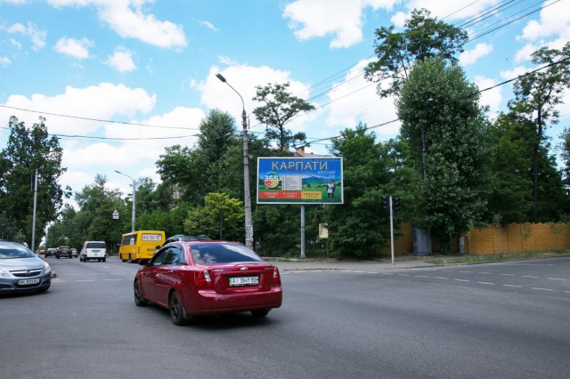 Призма 6x3,  Щусєва Академіка вул. (Технічний ліцей, Приватбанк, АТБ-маркет), на перетині в Грекова Академіка вул., в напрямку станції метро Сирець