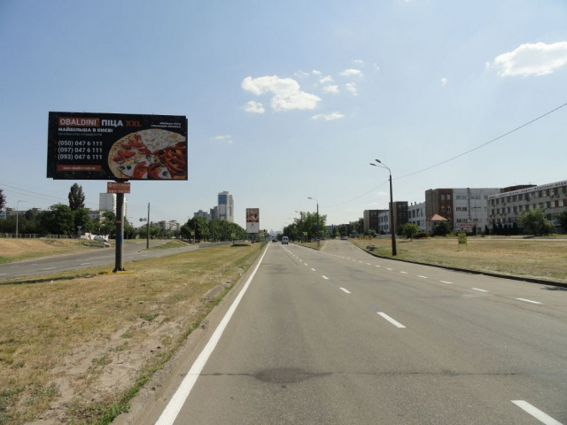 Щит 6x3,  Богатирська вул., напроти буд. 11 (СТО, АЗС Wog, Епіцентр, Сільпо), на розподілювачі, в напрямку Бандери Степана просп.