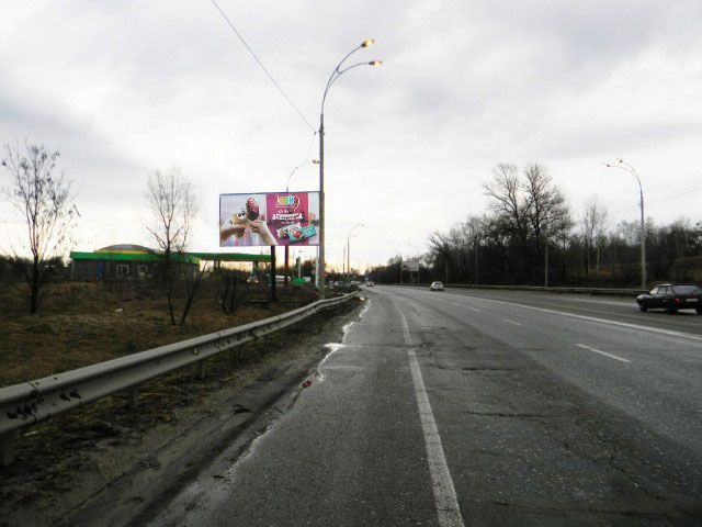 Щит 6x3,  Бориспільська траса, навпроти  ресторанау "Козацький стан" (межа міста, стелла Києва,  будівельний супермаркет Нова Лінія). 1,5 км до Харківської площі. Електроопора № 16 (в районі 19 км 200 м), у напрямку до Борисполя
