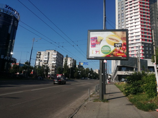 Скролл 3.14x2.3,  Вул. Липківського, навпроти Ультрамарину, перед поворотом на Південний ЖД вокзал, на світлофорі. В напрямку Солом'янської пл.