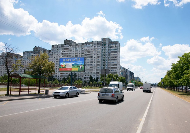 Щит 6x3,  Оноре де Бальзака вул. - Теодора Драйзера вул., 21 (Деснянський парк, Приватбанк, АЗС Авантаж 7), на зупинці, парковка супермаркета СІЛЬПО, в напрямку Романа Шухевича просп.