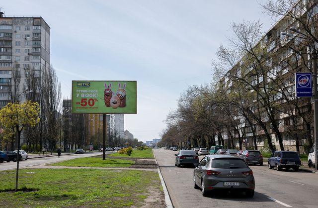 Щит 6x3, Шолом-Алейхема вул., 18 (АТБ-маркет, Ощадбанк, Центр Дитячої та Юнацької Творчості), на розподілювачі, в напрямку Братиславська вул. Щит 6x3, Шолом-Алейхема вул., 18 (АТБ-маркет, Ощадбанк, Центр Дитячої та Юнацької Творчості), на розподілювачі, в напрямку Братиславська вул.