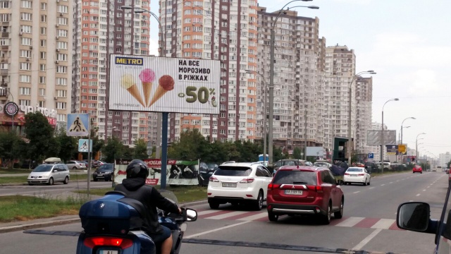 Призма 6x3, Ахматової Анни вул., 44 (Чайхона Базар, Приватбанк, Євразія, ТЦ ЕкоТайм), на розподілювачі, в напрямку Григоренка Петра просп Призма 6x3, Ахматової Анни вул., 44 (Чайхона Базар, Приватбанк, Євразія, ТЦ ЕкоТайм), на розподілювачі, в напрямку Григоренка Петра просп