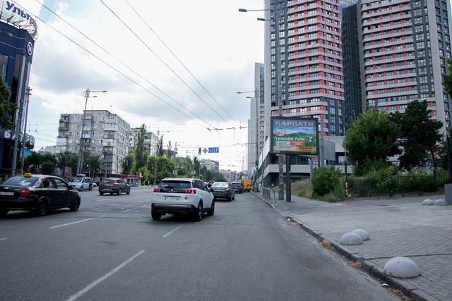 Скролл 3.14x2.3,  Вул. Липківського, навпроти Ультрамарину, перед поворотом на Південний ЖД вокзал, на світлофорі. В напрямку Солом'янської пл.